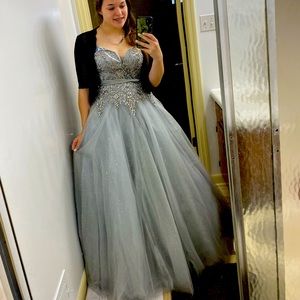 This is a prom dress size 6 grey strapless dress it’s very poofy and great